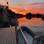 בית נופש Sunset View Housboat With Sundeck,ac&heating *