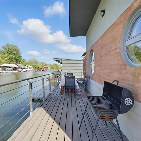 Дом отдыха Sunset View Housboat With Sundeck,ac&heating Братислава