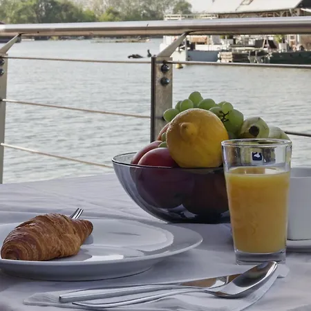 Sunset View Housboat With Sundeck,ac&heating ברטיסלאבה