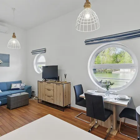 בית נופש Sunset View Housboat With Sundeck,ac&heating ברטיסלאבה