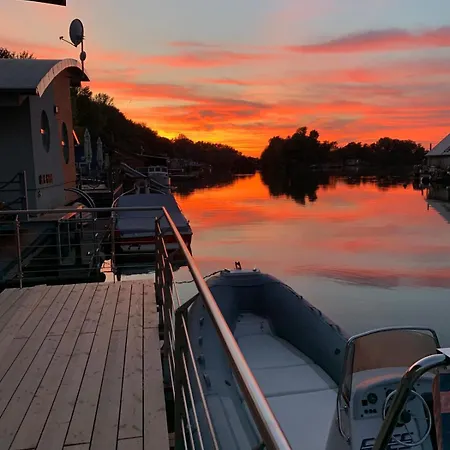 בית נופש Sunset View Housboat With Sundeck,ac&heating *
