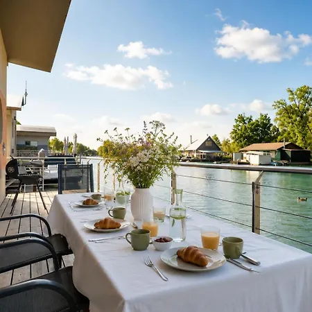 בית נופש Sunset View Housboat With Sundeck,ac&heating