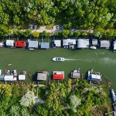 בית נופש Sunset View Housboat With Sundeck,ac&heating ברטיסלאבה
