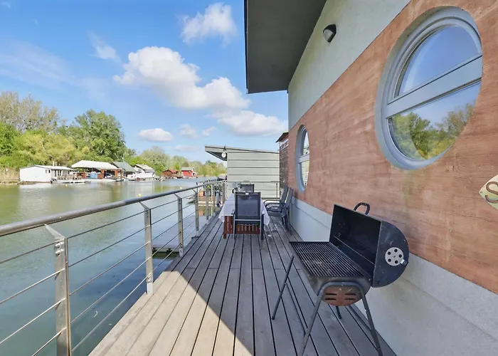 別荘 Sunset View Housboat With Sundeck,ac&heating ブラチスラヴァ