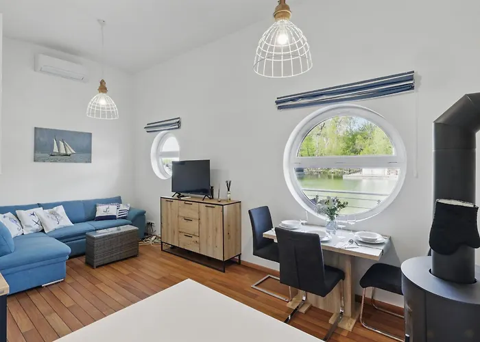 Сasa de vacaciones Sunset View Housboat With Sundeck,ac&heating Bratislava