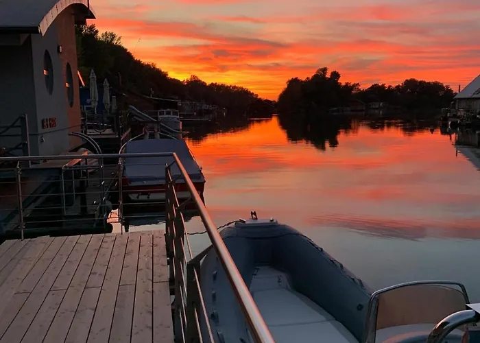 Dom wakacyjny Sunset View Housboat With Sundeck,ac&heating *