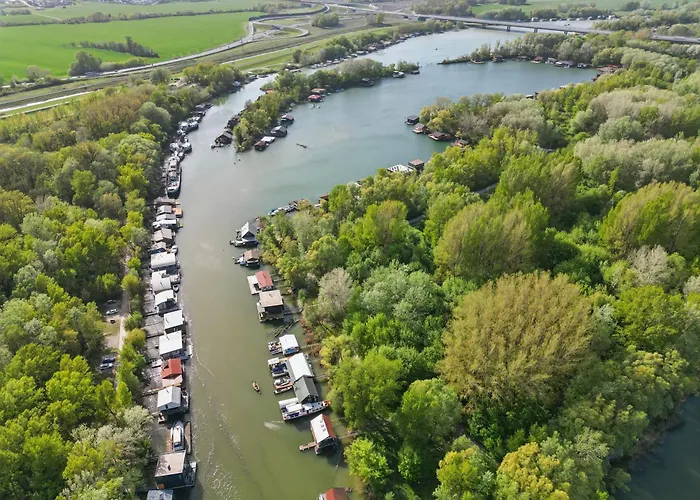 Dom wakacyjny Sunset View Housboat With Sundeck,ac&heating