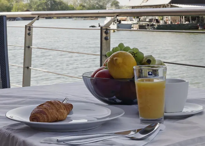 Sunset View Housboat With Sundeck,ac&heating 布拉迪斯拉发