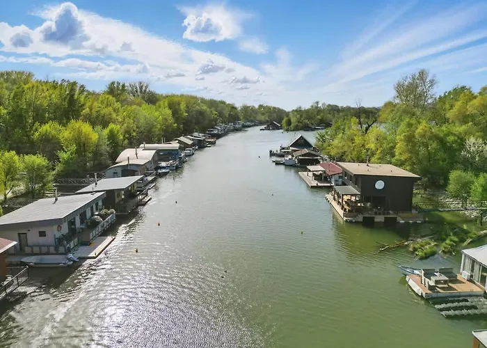 בית נופש Sunset View Housboat With Sundeck,ac&heating